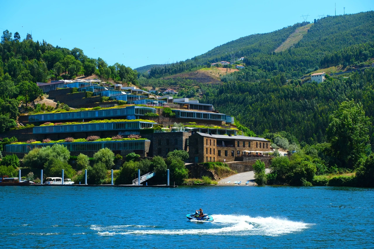 Quinta sul fiume e colline lungo il fiume Douro vicino a Pinhão, nel Cima Corgo