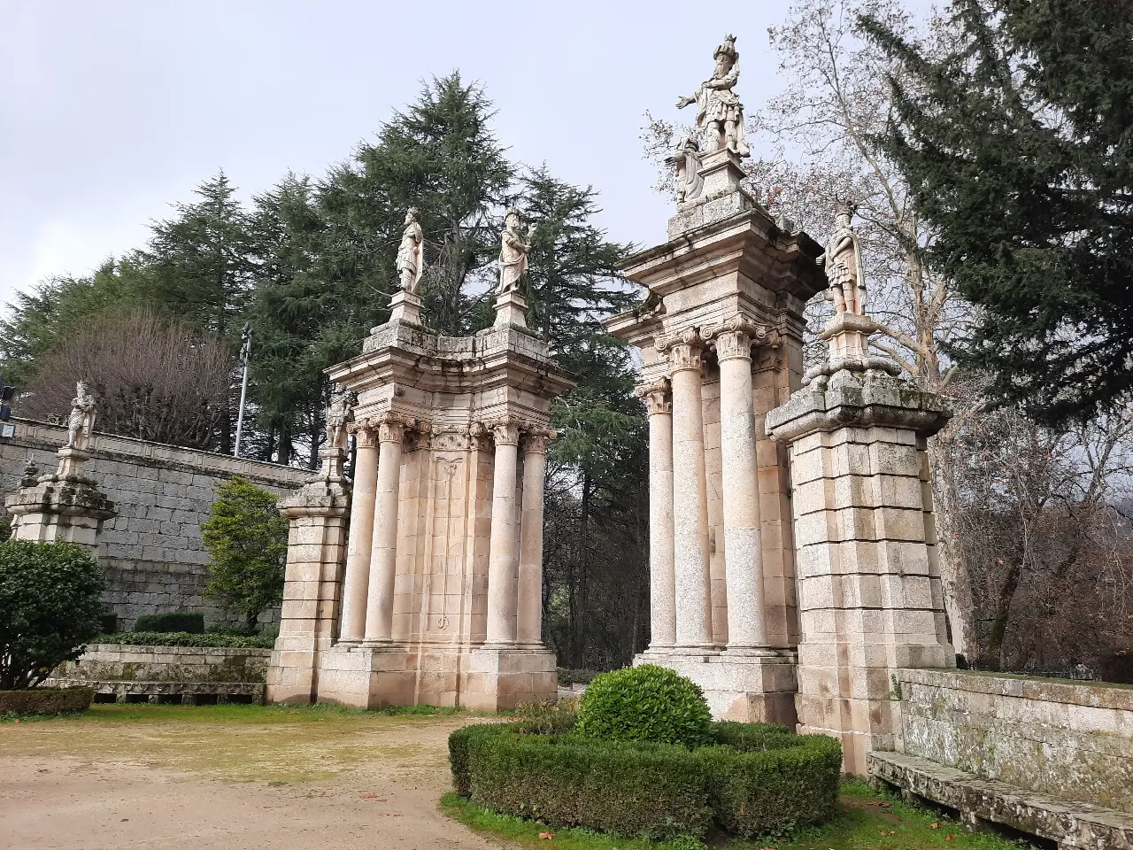 Portada barroca decorada con estatuas de piedra en el santuario de Lamego, Portugal