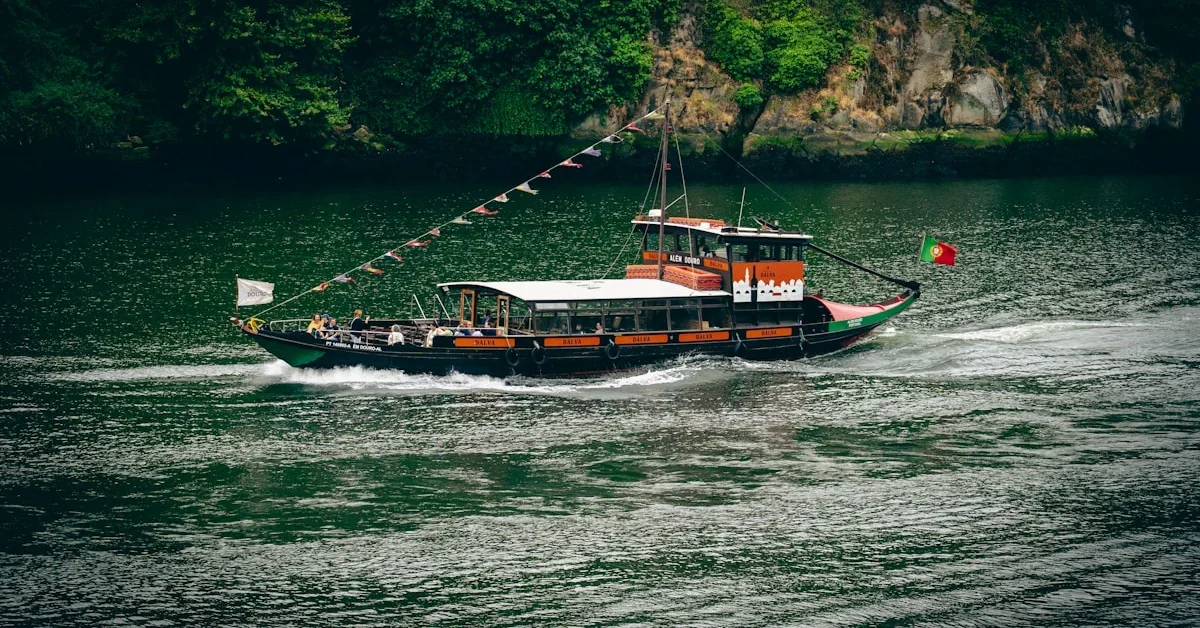 Barco rabelo nas corredeiras do Cachão da Valeira